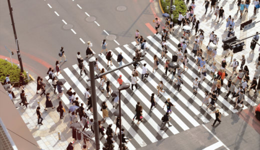 テレビでもネットでも散々言われているのに、感染しやすい状況に進んで行く人が多い